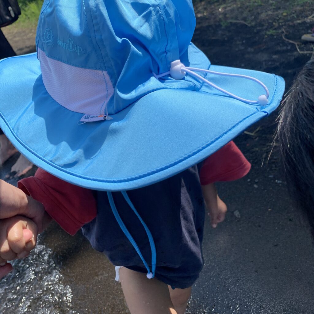 スイムジップの帽子を1歳児に使ってみた！大きめのつばと頭囲の調整紐が秀逸！